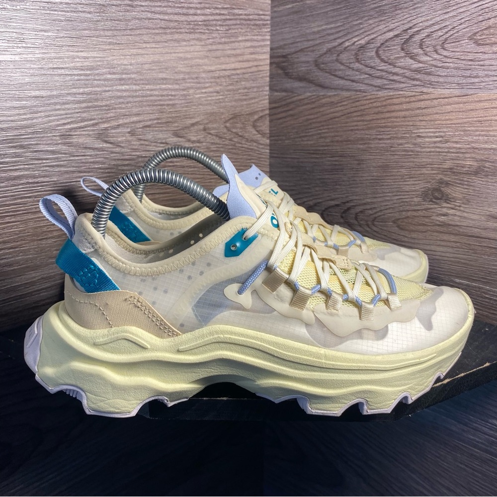 Sorel kinetic breakthru tech sneakers yellow beige